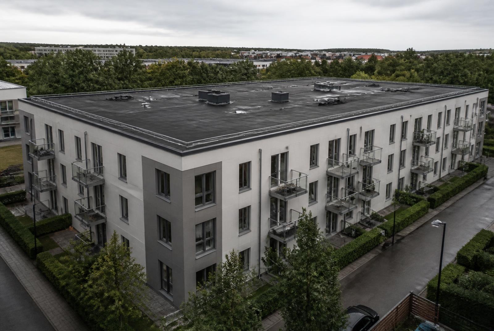 Flerbostadshus med stor plan takyta och tätskikt