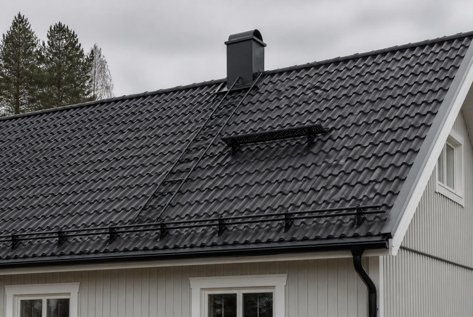 Tak med takstege upp till skorstenen, gångbrygga och snörasskydd vid takfoten